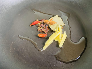 6、蒜苗炒腊肠,起油锅放入八角、辣椒、花椒、香叶、姜丝爆香