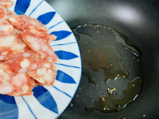 7、蒜苗炒腊肠,腊肠入锅