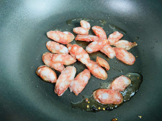 8、蒜苗炒腊肠,小火慢煎