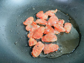 9、蒜苗炒腊肠,煎至透明状态