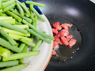 10、蒜苗炒腊肠,放入蒜苗