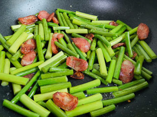 11、蒜苗炒腊肠,大火翻炒片刻