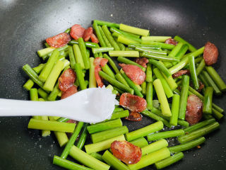 12、蒜苗炒腊肠,加入适量盐