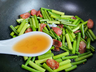13、蒜苗炒腊肠,烹入料酒