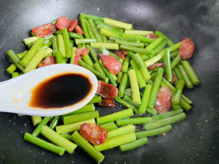 14、蒜苗炒腊肠,烹入小炒鲜酱油翻炒均匀