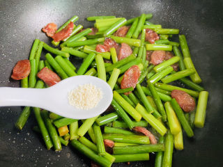 16、蒜苗炒腊肠,鸡精调味