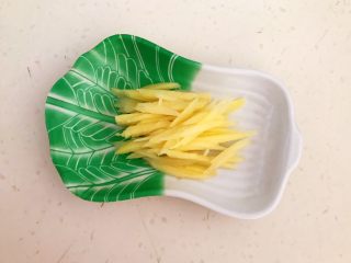 1、香辣孜然肥牛卷,鲜姜切成丝