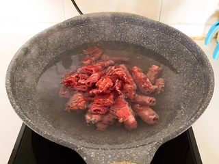 5、香辣孜然肥牛卷,放入肥牛