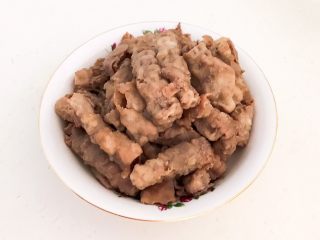 7、香辣孜然肥牛卷,把焯好的肥牛卷捞出来