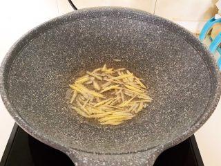 9、香辣孜然肥牛卷,油烧热后加入姜丝，炒出香味