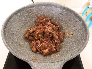 20、香辣孜然肥牛卷,翻炒均匀即可