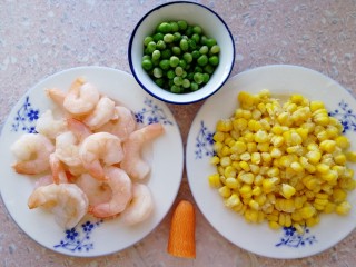 1、玉米炒虾仁,主要食材，虾仁、玉米粒、速冻豌豆，胡萝卜。