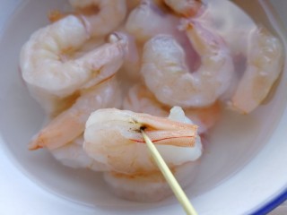 2、玉米炒虾仁,虾仁挑去尾部虾线，清水洗干净。