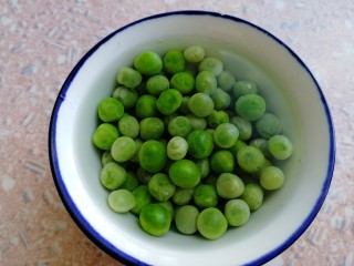 4、玉米炒虾仁,豌豆焯水半分钟，捞出过凉水。