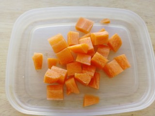 5、玉米炒虾仁,胡萝卜切丁。