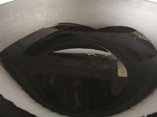 6、玉米炒虾仁,热锅倒入适量玉米油。