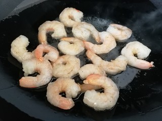 7、玉米炒虾仁,油热放入虾仁，文火滑炒至虾仁变色成球。