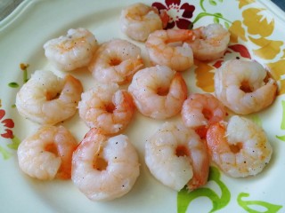 8、玉米炒虾仁,盛出虾仁，以免炒老。