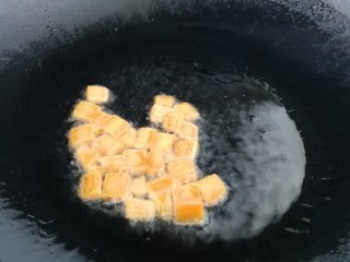 9、玉米炒虾仁,另起一锅加适量油，油热放入胡萝卜，文火翻炒均匀。