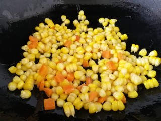 10、玉米炒虾仁,放入玉米粒，文火翻炒均匀。