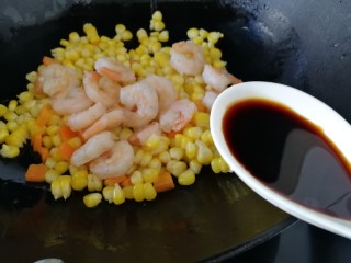 11、玉米炒虾仁,放入虾仁，半汤匙生抽增香，文火炒匀。