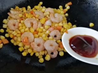 12、玉米炒虾仁,放入少许蚝油提鲜，文火翻炒均匀。