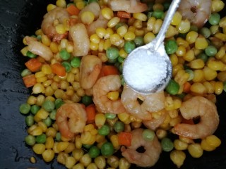 14、玉米炒虾仁,洒上半小勺盐入味，炒匀即可。