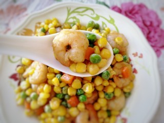15、玉米炒虾仁,盛盘。色泽鲜亮，鲜甜爽口。