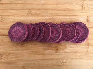 2、酸奶紫薯泥,切成薄片