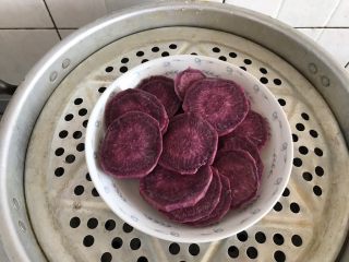 3、酸奶紫薯泥,放入蒸锅中蒸熟