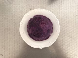 6、酸奶紫薯泥,倒扣在盘子中