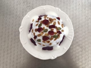 8、酸奶紫薯泥,在撒上燕麦片和蔓越莓干即可