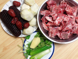 1、芋头排骨汤,准备好食材。排骨、芋头、黑玉米、葱姜、红枣、香菜。