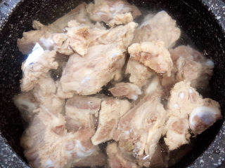 7、芋头排骨汤,将排骨放入砂锅中,加入1500ml水,大火烧开。