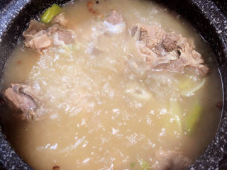 12、芋头排骨汤,一小时后,排骨基本8成熟了。