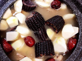 13、芋头排骨汤,放入黑玉米、芋头、红枣。小火继续炖煮20分钟。