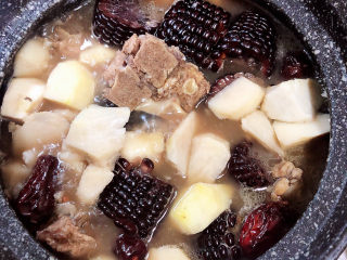 15、芋头排骨汤,10分钟后,所有食材基本都已入味。