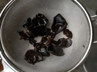 7、青瓜虾仁,焯熟的木耳沥水捞出。