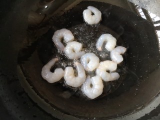 9、青瓜虾仁,锅中适量油烧热后下入虾仁。