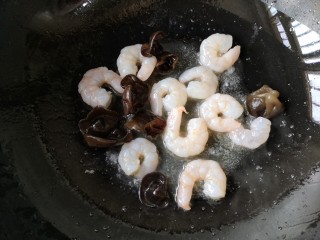 10、青瓜虾仁,翻炒至虾仁变色放入木耳。