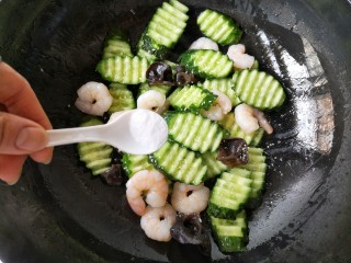 12、青瓜虾仁,加适量盐和鸡精。