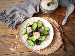 14、青瓜虾仁,出锅装盘。