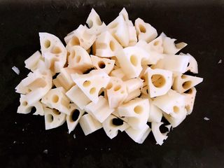2、麻辣藕丁,把莲藕切成小块