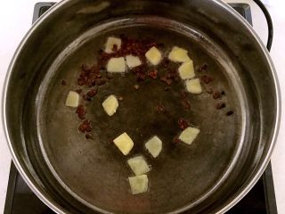 7、麻辣藕丁,加入姜片，炒出香味