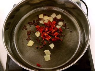 8、麻辣藕丁,加入干红辣椒炒匀