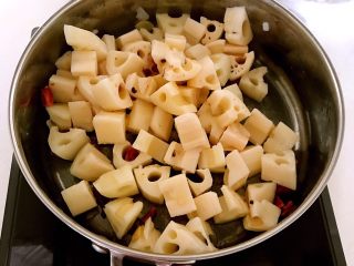 9、麻辣藕丁,加入藕丁，翻炒2分钟