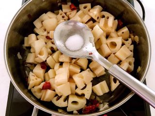 10、麻辣藕丁,加入精盐