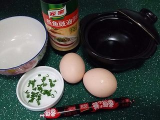 1、蒸火腿肠鸡蛋盅,备好食材，火腿肠切片备用