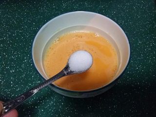 3、蒸火腿肠鸡蛋盅,放入食盐和温水继续搅匀