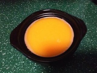 5、蒸火腿肠鸡蛋盅,至小炖盅中